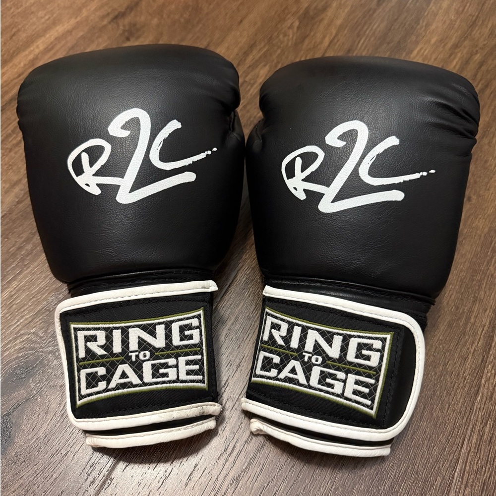 Like New Ring to Cage Black 10oz  Boxing Gloves